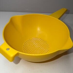 Vintage Yellow Tupperware Handled Colander Strainer 2 qt Double Spout #1523